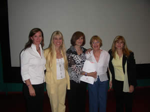 Dras. Claudia Ragone, María Julia Alderete, Marta S. de Rama, Marta Chichisola y Beatriz Duffau recibiendo certificados.